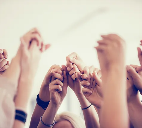 femmes-tenir-par-la-main
